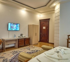 Двухместный номер Standard с балконом двуспальная кровать в Queens Hotel