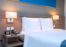 Двухместный номер Standard с балконом двуспальная кровать в Holiday Inn Express Bangkok Sathorn, an IHG Hotel