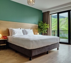 Двухместный номер Signature "Intourist" двуспальная кровать в Intourist Kazbegi