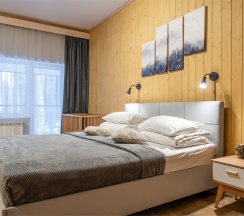АП207: Просторные двухкомнатные апартаменты с ремонтом (60м2), балконом, видом на лес 207 гостинная с раскладным диваном, спальня с двухспальной кроватью в Ромашка