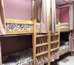 Кровать в мужском 4-местном номере (удобства на этаже) в I hostel