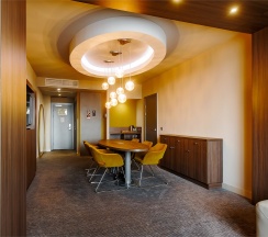 Номер Executive Suite c большой двуспальной кроватью в МЕРКЮР ТЮМЕНЬ ЦЕНТР