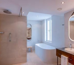 Двухместный люкс Дуплекс с 2 комнатами двуспальная кровать в Hilton Cologne