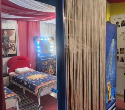 Кровать в 4-местном общем номере Чаплин в Дом Радости