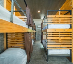 Кровать в общем номере с красивым видом из окна в ChillHub Hostel Phuket