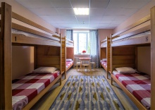 Кровать  в 8-местном общем номере со шторками в Никольский