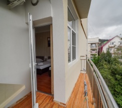 Трёхместная комната с тремя односпальными кроватями в Чайка