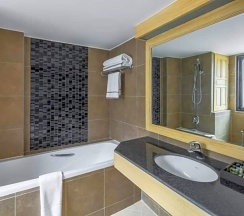 Двухместный номер Deluxe с видом на озеро двуспальная кровать в Nora Lakeview Hotel