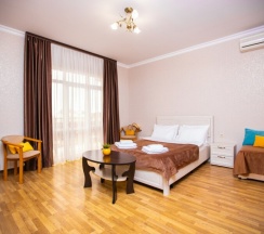 Семейный с двумя изолированными спальнями до 6 гостей с балконом в Джульетта