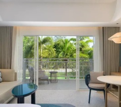Номер Premium Deluxe с видом на бассейн в Centara Karon Resort Phuket