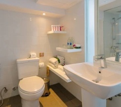 Двухместный номер Pool View Premier двуспальная кровать в Burasari Phuket Resort & Spa