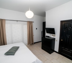 202 - Трехместный номер с балконом и боковым видом на море в Азов Инн