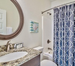 Коттедж с 4 комнатами с видом на море в Beach Nest 4 Bedroom Holiday Home by Five Star Properties