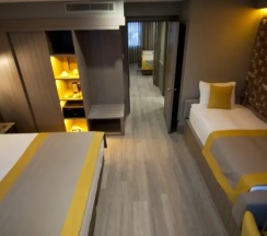 Четырёхместный полулюкс семейный (пристройка) в Seraglio Hotel & Suites