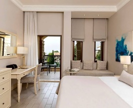 Номер Deluxe с красивым видом из окна в Aphrodite Hills Hotel