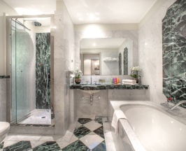 Двухместный люкс Corner двуспальная кровать в Hotel Villa Flori