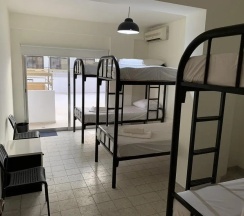 Кровать в общем номере (мужской номер) в White Hostel