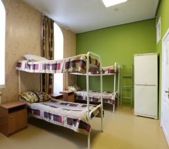 Кровать в общем номере с красивым видом из окна в Пётр первый