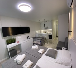 Двухместная студия Deluxe с балконом двуспальная кровать в Апартаменты Новая в Престижном ЖК Минск-Мир