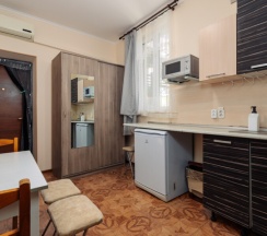 Апартаменты с отдельной спальней , кухней и видом на бассейн  до 3 гостей ( 1 этаж) в Дельфин парк