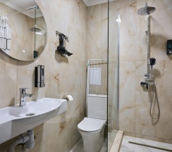 Номер улучшенный комфорт с 1 двуспальной кроватью в Белла