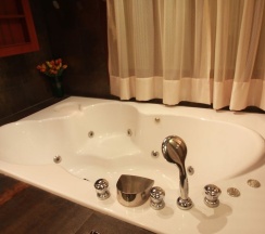 Люкс с балконом в Narakul Resort Hotel