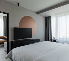 Номер полулюкс с 1 двуспальной кроватью и диваном в Hyatt Place Ekaterinburg