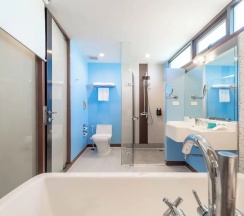 Семейный люкс с 2 комнатами в Springfield at Sea Resort & Spa