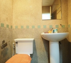 Двухместный номер Deluxe с балконом двуспальная кровать в Andaman Legacy Guest House