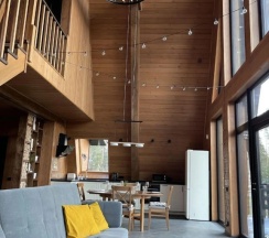 Семейный коттедж с балконом и с красивым видом из окна в Grand A-frame