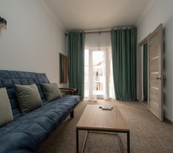 Двухместный номер Superior с балконом и с красивым видом из окна двуспальная кровать в Rodnik village&SPA