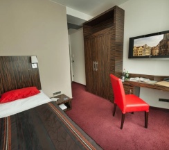 Трёхместный семейный люкс с 2 комнатами в EA Hotel Crystal Palace