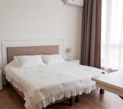 Двухкомнатный номер Люкс на трех-четырех гостей с балконом видом на море (корпус Б) в Оптимист