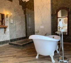 Комната в замке с одной кроватью и ванной в Валерия