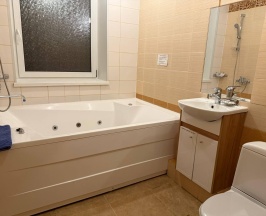 Номер улучшенный с 1 двуспальной кроватью с джакузи в Ринго