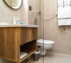 Номер стандарт с 1 двуспальной кроватью в River House