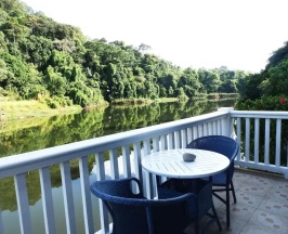 Бунгало с балконом в Serenity Lakeside Resort