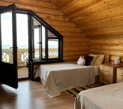 Коттедж с балконом и с красивым видом из окна в Domik_05