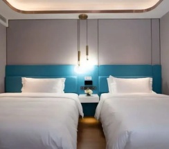 Четырёхместный семейный номер Standard с видом на город в Jinglai Hotel Jing'an District Store