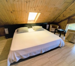 34 - Двухместный мансардный номер с боковым видом на море в Азов Инн