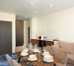 Двухкомнатные апартаменты люкс с балконом и видом на город для 6 гостей в V Hotel&Rooftop lounge