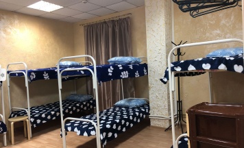 Кровать в мужском 10-местном номере (удобства на этаже) в Золотой ключик