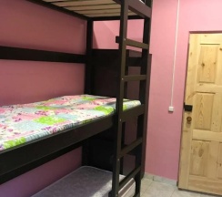Кровать в 3-местном общем мужском номере (без окна) в Вежливый лось
