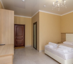 Трёхместный номер Deluxe с балконом и с красивым видом из окна в Золотая корона