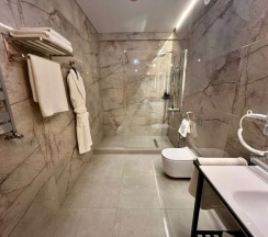 Двухместный полулюкс с балконом и с красивым видом из окна двуспальная кровать в Ashamta Hotel&SPA Afon