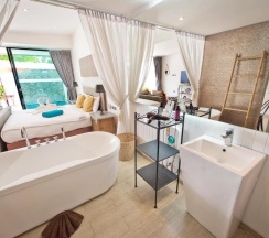 Двухместная вилла Deluxe с видом на бассейн двуспальная кровать в Tropicana Pool Villa