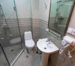 Двухместный номер Standard с балконом и с видом на город двуспальная кровать в Imperial House Hotel