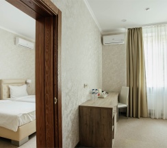 Семейный двухкомнатный без балкона вид на парк в Кавказ