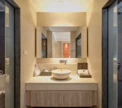 Двухместный люкс Honeymoon с видом на море двуспальная кровать в Cape Sienna Gourmet Hotel & Villas