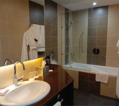 ЛЮКС БИЗНЕС-КЛАССА С БОЛЬШОЙ КРОВАТЬЮ (KING SIZE) И ДОСТУПОМ В БАР-ГОСТИНУЮ в Doubletree by Hilton Tyumen